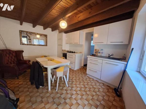 A VENDRE CENTRE D'HUELGOAT PETITE MAISON SANS EXTERIEUR