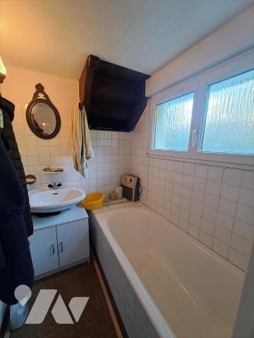 A VENDRE CENTRE D'HUELGOAT PETITE MAISON SANS EXTERIEUR