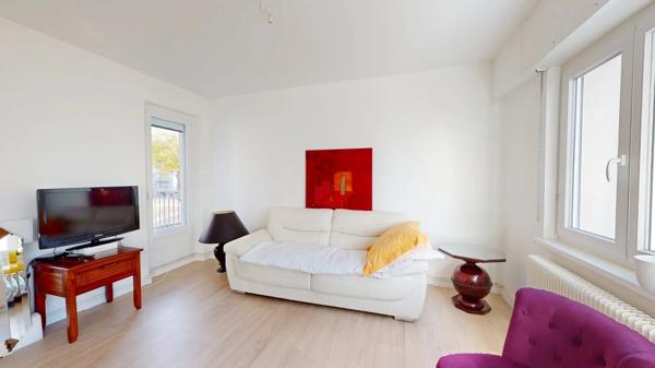 Spacieux 2/3 pièces avec double balcon, cave et garage – Koenigshoffen