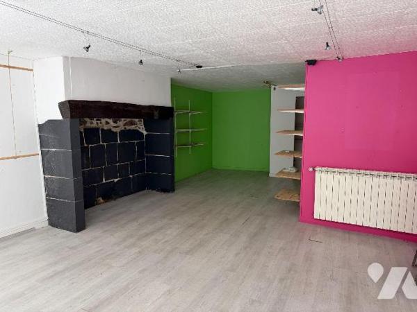 En centre-ville de MAURIAC (Cantal), dans rue commerçante, un immeuble à rénover comprenant:
-...