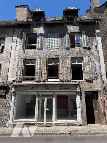 En centre-ville de MAURIAC (Cantal), dans rue commerçante, un immeuble à rénover comprenant:
-...