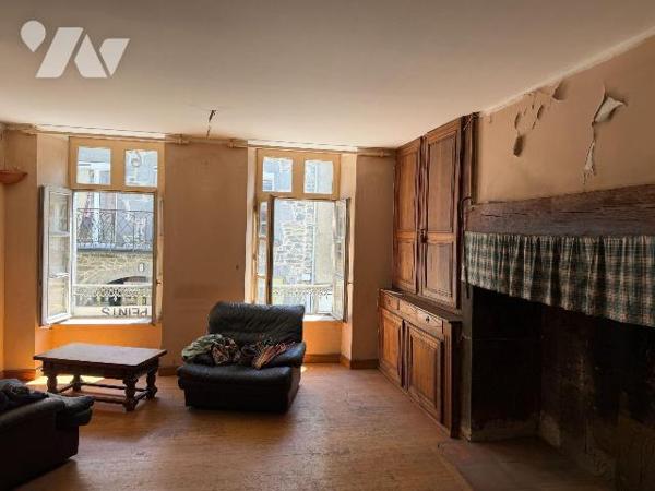 En centre-ville de MAURIAC (Cantal), dans rue commerçante, un immeuble à rénover comprenant:
-...