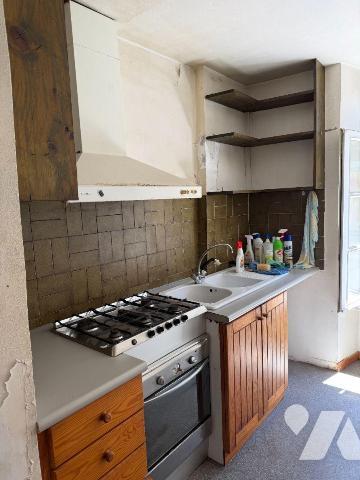 En centre-ville de MAURIAC (Cantal), dans rue commerçante, un immeuble à rénover comprenant:
-...