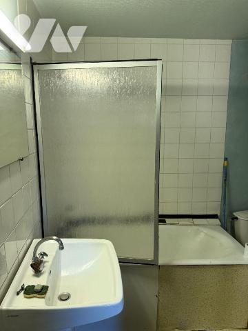 En centre-ville de MAURIAC (Cantal), dans rue commerçante, un immeuble à rénover comprenant:
-...