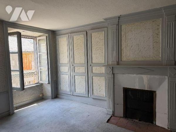 En centre-ville de MAURIAC (Cantal), dans rue commerçante, un immeuble à rénover comprenant:
-...