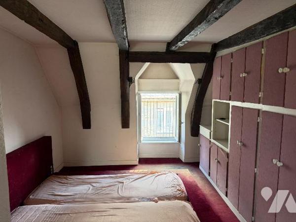 En centre-ville de MAURIAC (Cantal), dans rue commerçante, un immeuble à rénover comprenant:
-...