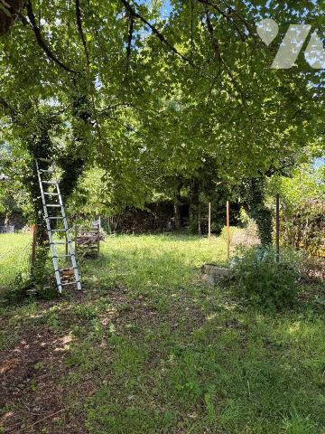 En centre-ville de MAURIAC (Cantal), dans rue commerçante, un immeuble à rénover comprenant:
-...