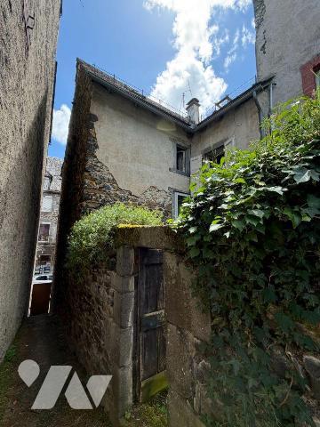 En centre-ville de MAURIAC (Cantal), dans rue commerçante, un immeuble à rénover comprenant:
-...