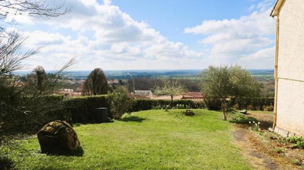 SITUEE SUR LES HAUTEURS DE POUZAUGES, CETTE MAISON OFFRE UNE VUE SPECTACULAIRE.
