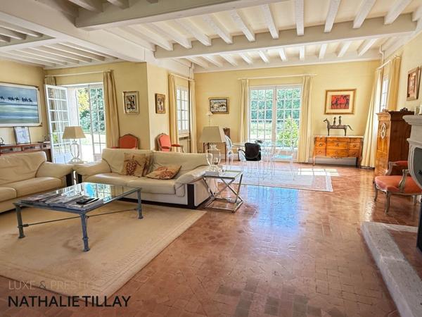 Plateau de Sologne, propriété d'agrément a vendre : Parc de 33 ha, piscine, tennis, biotope Solognot: bois, foret , prairies , étangs , petite chasse et peche. Proche Orleans,