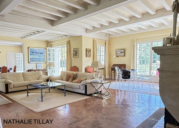 Plateau de Sologne, propriété d'agrément a vendre : Parc de 33 ha, piscine, tennis, biotope Solognot: bois, foret , prairies , étangs , petite chasse et peche. Proche Orleans,