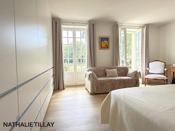 Plateau de Sologne, propriété d'agrément a vendre : Parc de 33 ha, piscine, tennis, biotope Solognot: bois, foret , prairies , étangs , petite chasse et peche. Proche Orleans,