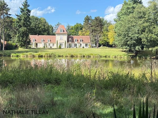 Plateau de Sologne, propriété d'agrément a vendre : Parc de 33 ha, piscine, tennis, biotope Solognot: bois, foret , prairies , étangs , petite chasse et peche. Proche Orleans,