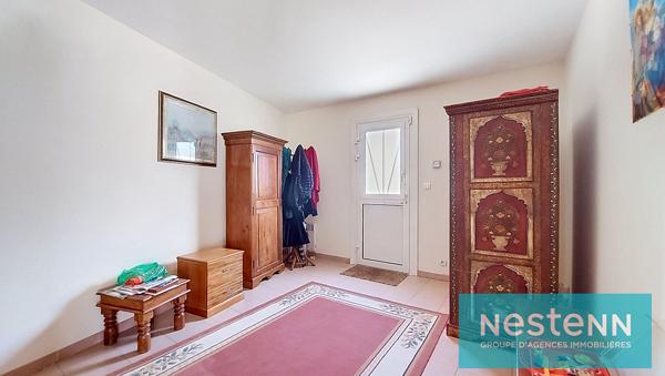 Maison de plain pied de 181m² , deux garages + Entrepôt d'env.179 m² avec bureau, et places de stationnement