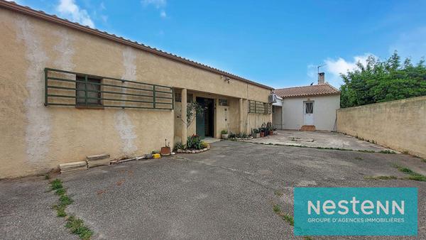 Maison de plain pied de 181m² , deux garages + Entrepôt d'env.179 m² avec bureau, et places de stationnement