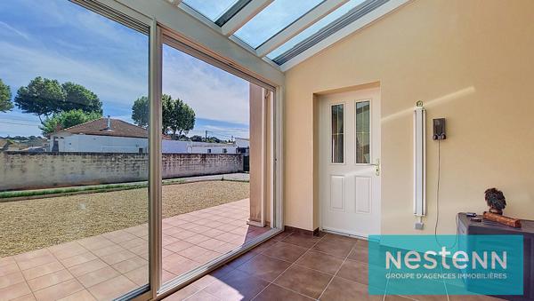 Maison de plain pied de 181m² , deux garages + Entrepôt d'env.179 m² avec bureau, et places de stationnement