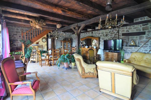 PROPRIETÉ EN PIERRES MAISON +FOURNIL+GRANGE