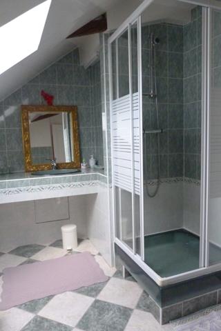 PROPRIETÉ EN PIERRES MAISON +FOURNIL+GRANGE