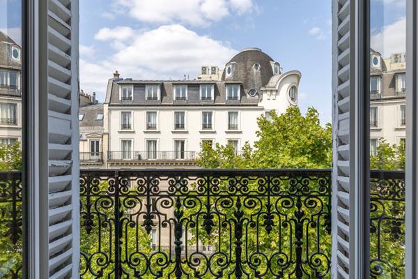 Appartement familial avec balcon - PARIS