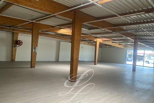 Location - COMMERCE 525 m 2