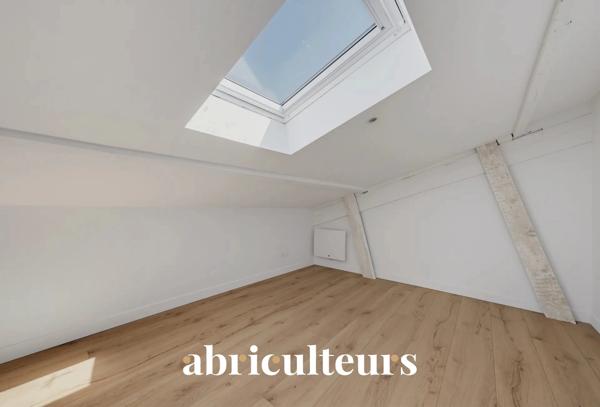 Appartement duplex lumineux grande hauteur sous plafond en vente à Bordeaux 33300