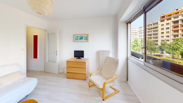 STUDIO VENDU LOUÉ ET MEUBLÉ 25,77 m²