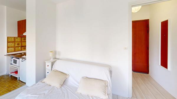 STUDIO VENDU LOUÉ ET MEUBLÉ 25,77 m²