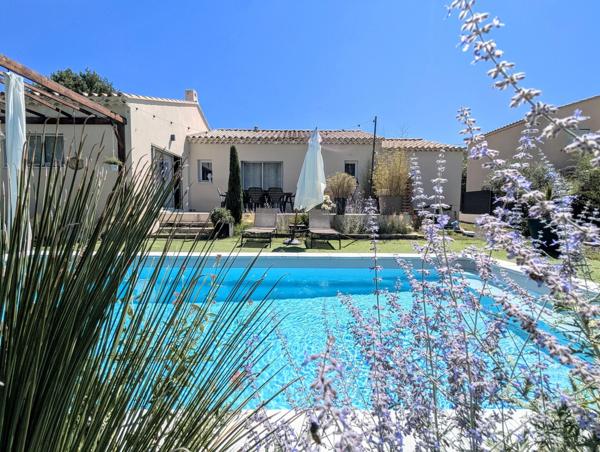 Villa contemporaine de plain-pied avec piscine à Lauris