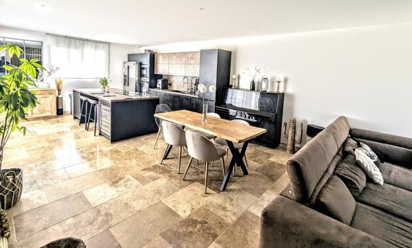 Villa contemporaine de plain-pied avec piscine à Lauris