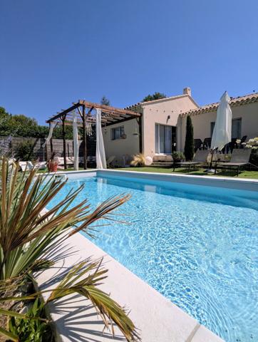 Villa contemporaine de plain-pied avec piscine à Lauris