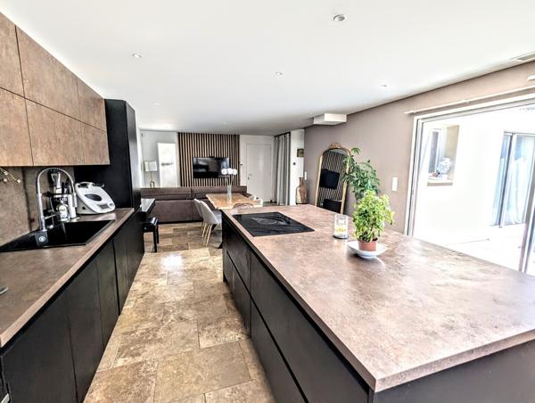 Villa contemporaine de plain-pied avec piscine à Lauris