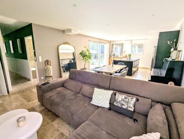 Villa contemporaine de plain-pied avec piscine à Lauris