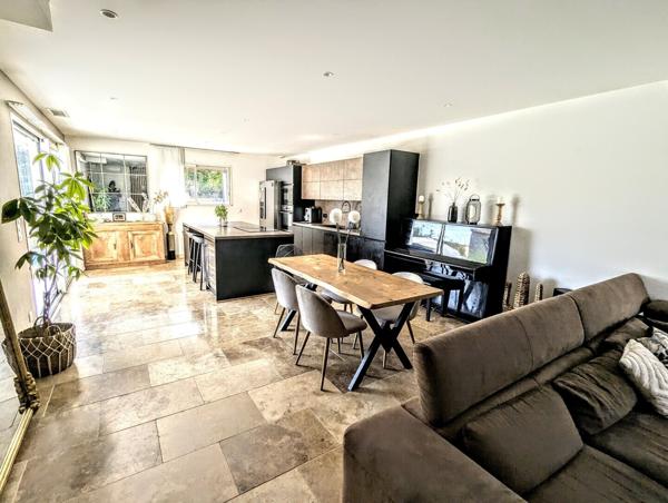 Villa contemporaine de plain-pied avec piscine à Lauris