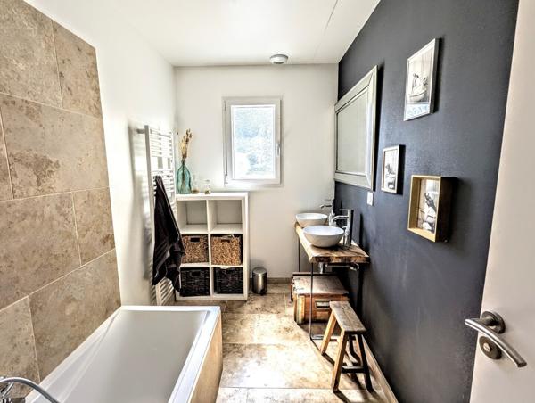 Villa contemporaine de plain-pied avec piscine à Lauris