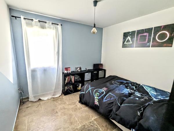 Villa contemporaine de plain-pied avec piscine à Lauris