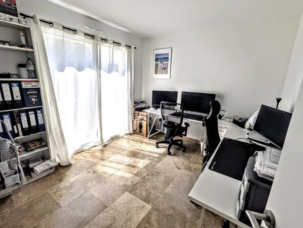 Villa contemporaine de plain-pied avec piscine à Lauris