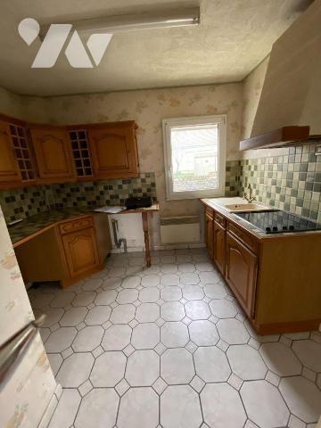 CHARTRES, quartier recherché.
Pavillon sur sous-sol composé de: 
Véranda d'entrée, salle de s...