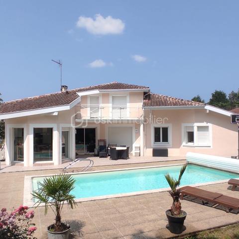 Venez découvrir cette belle maison d’environ 156 m² habitables, implantée sur un joli terrain de 2 952 m².

La maison principale se compose de :

Une pièce de vie lumineuse,
Une cuisine équipée et fonctionnelle,
Un cellier attenant à la cuisine,
4 chambres, 2 au rez de chaussée, 2 à l'étage,
Une salle d’eau au rdc et une salle de bain en haut 
Espaces de rangements, dressing.

À l’extérieur, vous profiterez d’un grand jardin arboré ainsi que d’une piscine, idéale pour les beaux jours et les moments en famille.

💡 Le vrai + qui fait la différence :
Une dépendance attenante avec entrée indépendante, idéale pour :

un projet locatif 💰
recevoir famille et amis
une activité professionnelle à domicile

Cette propriété est idéale pour une famille ou pour un projet avec double habitation.

📍 À découvrir sans tarder !