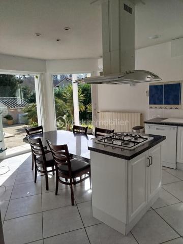 Venez découvrir cette belle maison d’environ 156 m² habitables, implantée sur un joli terrain de 2 952 m².

La maison principale se compose de :

Une pièce de vie lumineuse,
Une cuisine équipée et fonctionnelle,
Un cellier attenant à la cuisine,
4 chambres, 2 au rez de chaussée, 2 à l'étage,
Une salle d’eau au rdc et une salle de bain en haut 
Espaces de rangements, dressing.

À l’extérieur, vous profiterez d’un grand jardin arboré ainsi que d’une piscine, idéale pour les beaux jours et les moments en famille.

💡 Le vrai + qui fait la différence :
Une dépendance attenante avec entrée indépendante, idéale pour :

un projet locatif 💰
recevoir famille et amis
une activité professionnelle à domicile

Cette propriété est idéale pour une famille ou pour un projet avec double habitation.

📍 À découvrir sans tarder !