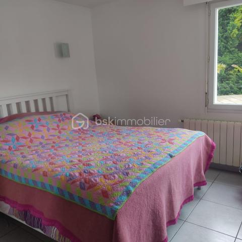 Venez découvrir cette belle maison d’environ 156 m² habitables, implantée sur un joli terrain de 2 952 m².

La maison principale se compose de :

Une pièce de vie lumineuse,
Une cuisine équipée et fonctionnelle,
Un cellier attenant à la cuisine,
4 chambres, 2 au rez de chaussée, 2 à l'étage,
Une salle d’eau au rdc et une salle de bain en haut 
Espaces de rangements, dressing.

À l’extérieur, vous profiterez d’un grand jardin arboré ainsi que d’une piscine, idéale pour les beaux jours et les moments en famille.

💡 Le vrai + qui fait la différence :
Une dépendance attenante avec entrée indépendante, idéale pour :

un projet locatif 💰
recevoir famille et amis
une activité professionnelle à domicile

Cette propriété est idéale pour une famille ou pour un projet avec double habitation.

📍 À découvrir sans tarder !