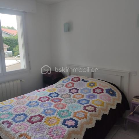 Venez découvrir cette belle maison d’environ 156 m² habitables, implantée sur un joli terrain de 2 952 m².

La maison principale se compose de :

Une pièce de vie lumineuse,
Une cuisine équipée et fonctionnelle,
Un cellier attenant à la cuisine,
4 chambres, 2 au rez de chaussée, 2 à l'étage,
Une salle d’eau au rdc et une salle de bain en haut 
Espaces de rangements, dressing.

À l’extérieur, vous profiterez d’un grand jardin arboré ainsi que d’une piscine, idéale pour les beaux jours et les moments en famille.

💡 Le vrai + qui fait la différence :
Une dépendance attenante avec entrée indépendante, idéale pour :

un projet locatif 💰
recevoir famille et amis
une activité professionnelle à domicile

Cette propriété est idéale pour une famille ou pour un projet avec double habitation.

📍 À découvrir sans tarder !