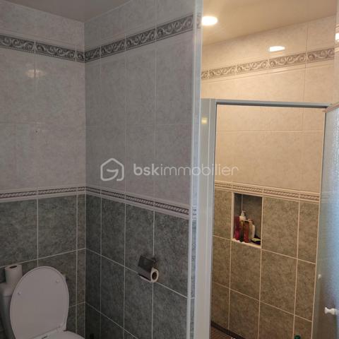 Venez découvrir cette belle maison d’environ 156 m² habitables, implantée sur un joli terrain de 2 952 m².

La maison principale se compose de :

Une pièce de vie lumineuse,
Une cuisine équipée et fonctionnelle,
Un cellier attenant à la cuisine,
4 chambres, 2 au rez de chaussée, 2 à l'étage,
Une salle d’eau au rdc et une salle de bain en haut 
Espaces de rangements, dressing.

À l’extérieur, vous profiterez d’un grand jardin arboré ainsi que d’une piscine, idéale pour les beaux jours et les moments en famille.

💡 Le vrai + qui fait la différence :
Une dépendance attenante avec entrée indépendante, idéale pour :

un projet locatif 💰
recevoir famille et amis
une activité professionnelle à domicile

Cette propriété est idéale pour une famille ou pour un projet avec double habitation.

📍 À découvrir sans tarder !