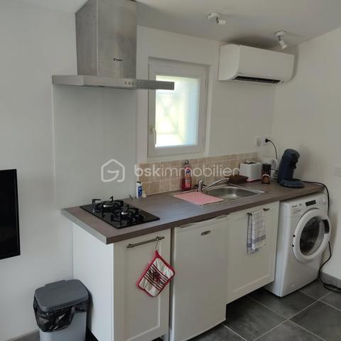 Venez découvrir cette belle maison d’environ 156 m² habitables, implantée sur un joli terrain de 2 952 m².

La maison principale se compose de :

Une pièce de vie lumineuse,
Une cuisine équipée et fonctionnelle,
Un cellier attenant à la cuisine,
4 chambres, 2 au rez de chaussée, 2 à l'étage,
Une salle d’eau au rdc et une salle de bain en haut 
Espaces de rangements, dressing.

À l’extérieur, vous profiterez d’un grand jardin arboré ainsi que d’une piscine, idéale pour les beaux jours et les moments en famille.

💡 Le vrai + qui fait la différence :
Une dépendance attenante avec entrée indépendante, idéale pour :

un projet locatif 💰
recevoir famille et amis
une activité professionnelle à domicile

Cette propriété est idéale pour une famille ou pour un projet avec double habitation.

📍 À découvrir sans tarder !