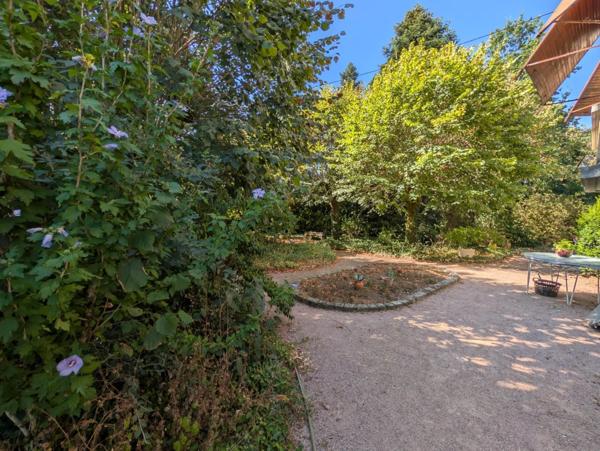 Élégance et sérénité : une maison bourgeoise au cœur d'un écrin de verdure