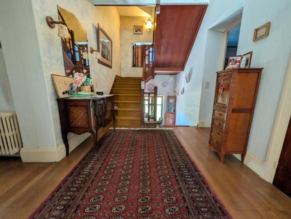 Élégance et sérénité : une maison bourgeoise au cœur d'un écrin de verdure