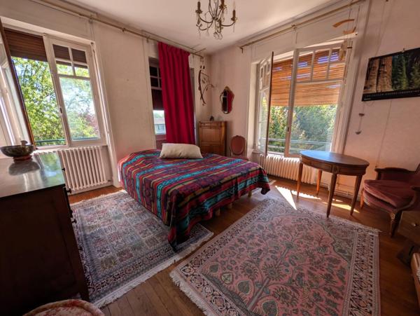 Élégance et sérénité : une maison bourgeoise au cœur d'un écrin de verdure