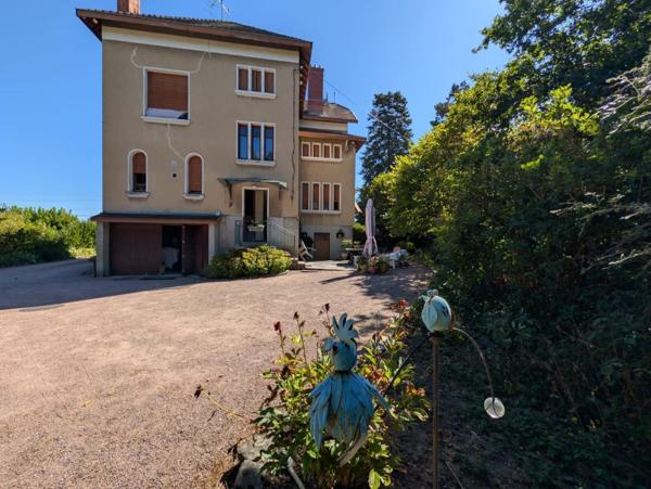 Élégance et sérénité : une maison bourgeoise au cœur d'un écrin de verdure