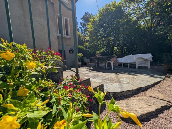 Élégance et sérénité : une maison bourgeoise au cœur d'un écrin de verdure