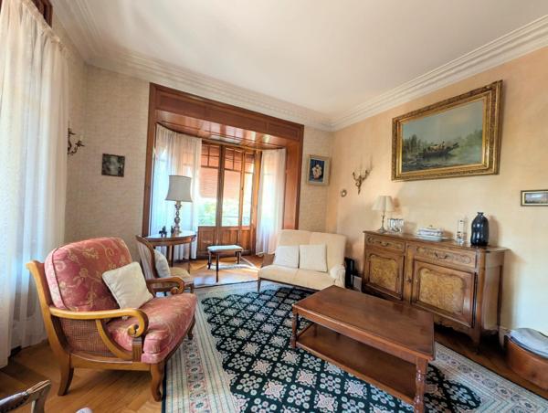 Élégance et sérénité : une maison bourgeoise au cœur d'un écrin de verdure