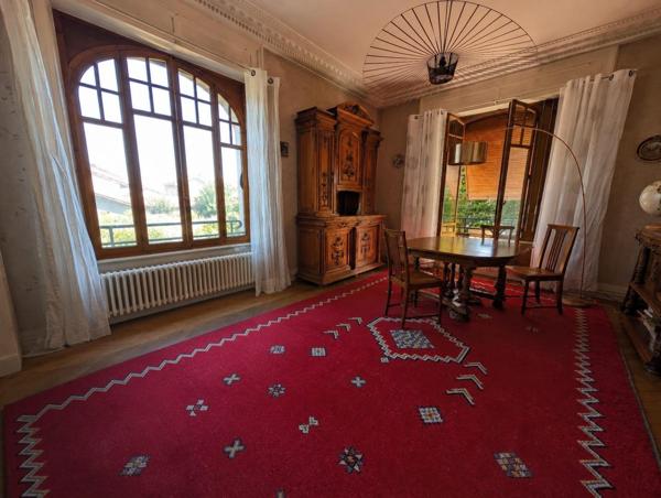 Élégance et sérénité : une maison bourgeoise au cœur d'un écrin de verdure